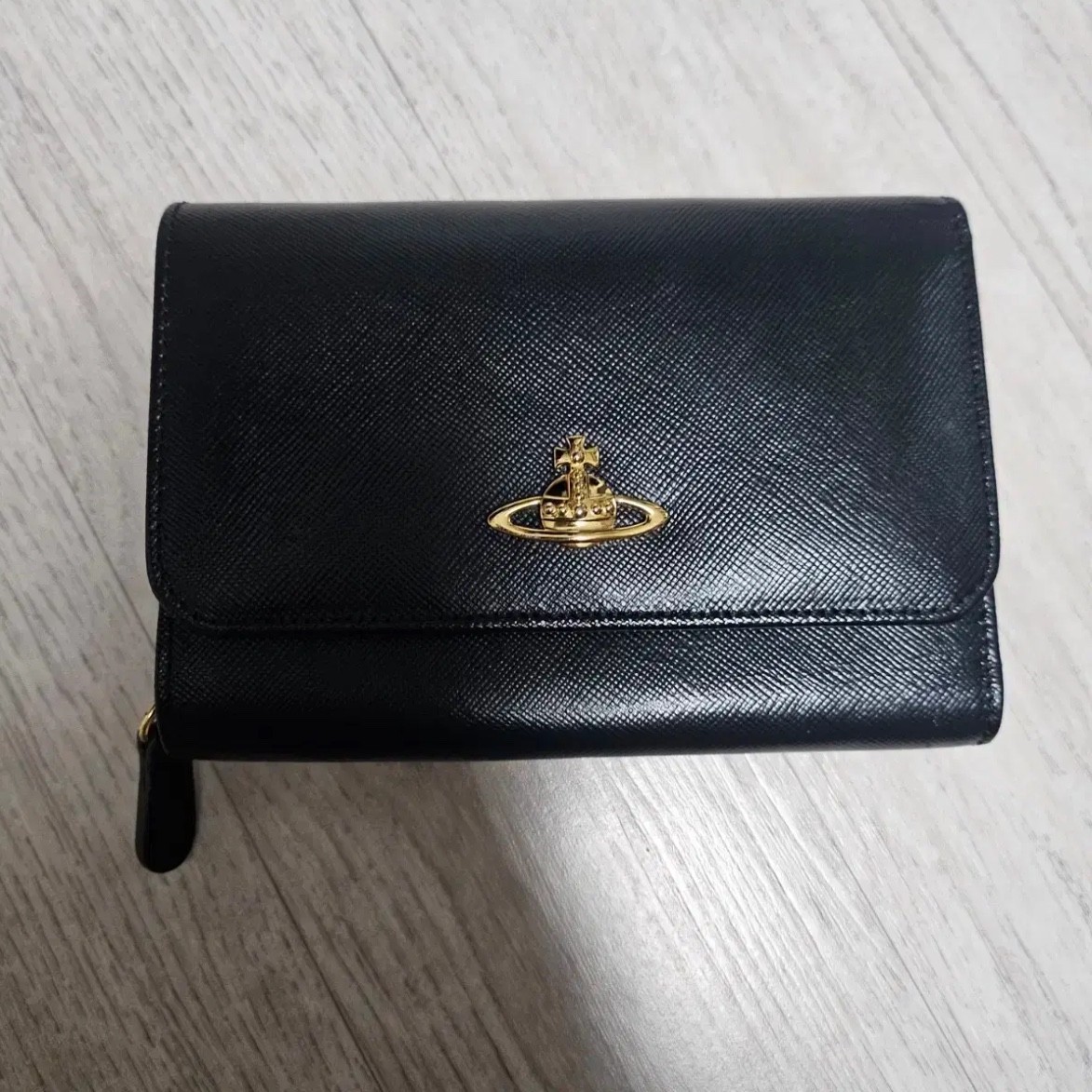 비비안웨스트 지갑 중고로 살 건데 골라줘 !