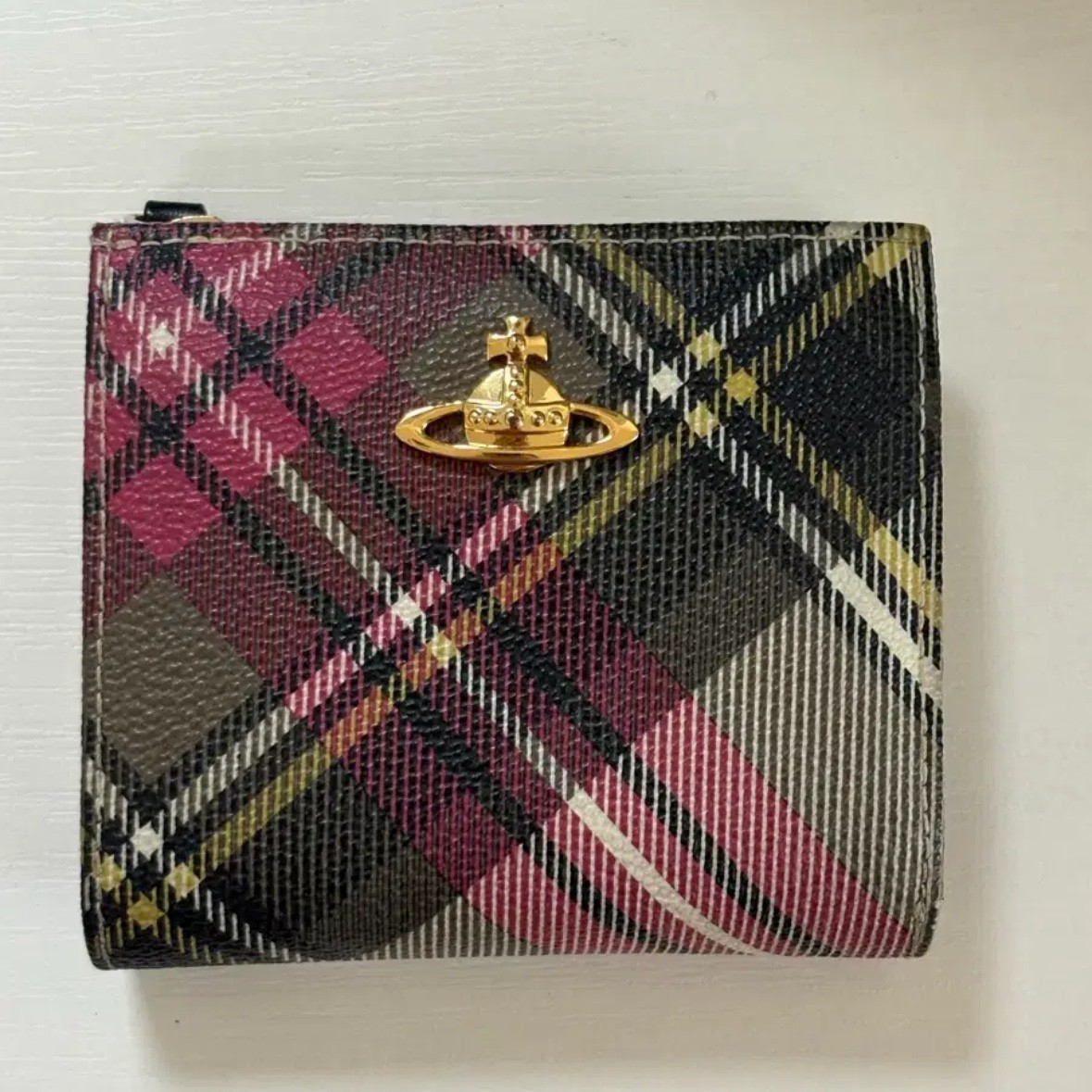 비비안웨스트 지갑 중고로 살 건데 골라줘 !